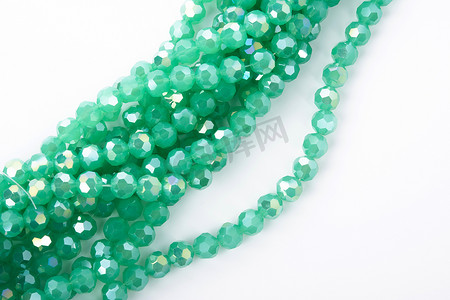 白色背景上美丽的浅绿色玻璃闪光水晶 Isoalted 珠。
