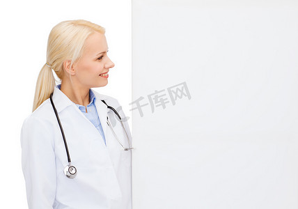 模板医院摄影照片_拿着白色空白板的微笑女医生