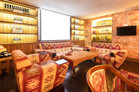 餐厅舒适的旧式内饰，带白色投影仪屏幕的茶馆