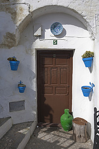 用花盆装饰的传统安达卢西亚联排别墅，Iznajar，科尔多瓦省，安达卢西亚，西班牙