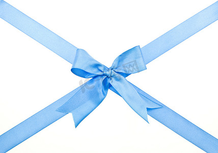 蓝元素摄影照片_带蓝丝带和蝴蝶结的礼品包装