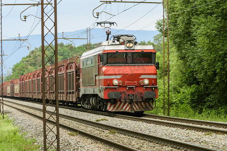 牵引货运列车的红色机车