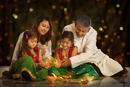 印度家庭庆祝排灯节，灯节