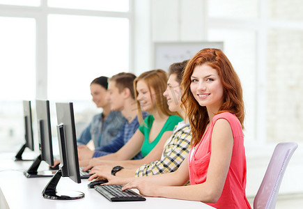 女学生和同学一起上电脑课