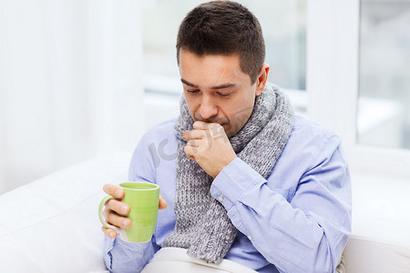 流感病人在家喝茶咳嗽