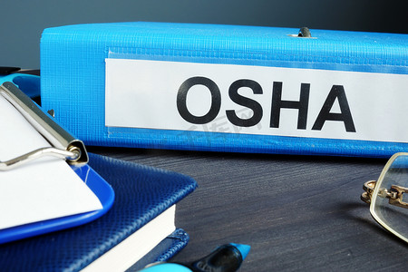 带有职业安全与健康管理局 OSHA 标签的文件夹。