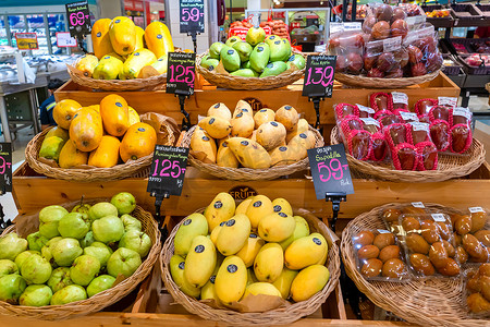 超市水果柜台摄影照片_超市杂货区的水果柜台