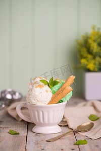 球冰淇淋摄影照片_杯中的香草和薄荷冰淇淋