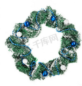 银色球体摄影照片_带蓝色和银色装饰的圣诞花环