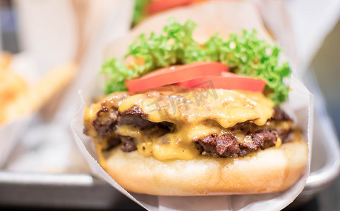 shack摄影照片_Shake Shack 汉堡美味牛肉汉堡配融化的奶酪和蔬菜
