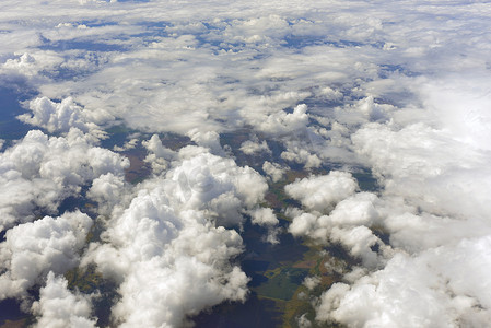 飞机表面摄影照片_地球表面和云层