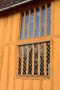 半木结构房屋的窗户