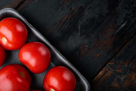 国画西红柿摄影照片_红色成熟的西红柿，在深色木质背景上，带有文本复制空间