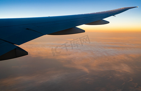 飞机机翼摄影照片_白云上的飞机机翼。