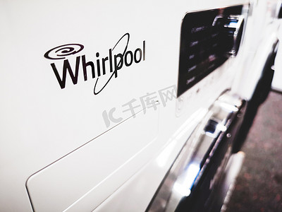 使用权摄影照片_靠近白色洗衣机上的惠而浦品牌标志