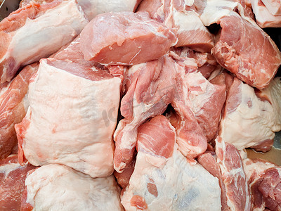 超市冷藏柜台的新鲜生猪肉。