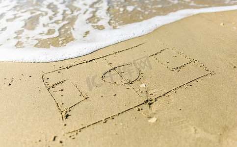 字金色沙子摄影照片_在沙滩上绘制的足球场