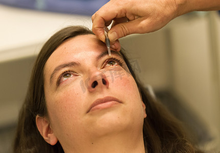 医疗保健概念-眼科检查和手术期间的霰粒肿