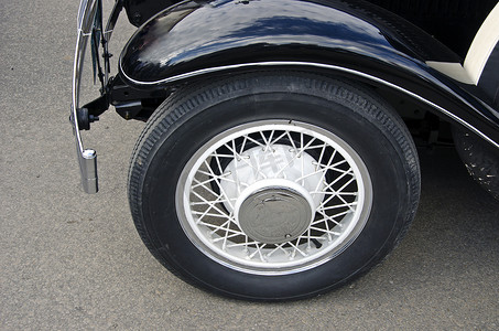 黑色古董车的轮子