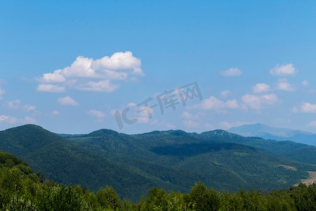 在深蓝天空的寂静中，山坡的壮丽景色