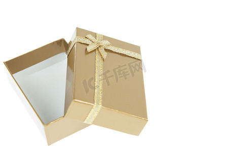 礼品盒与金色丝带隔离在白色背景