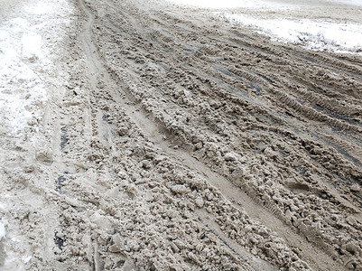 冰粥摄影照片_道路上的雪和油脂粥。