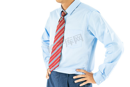 长袖叉腰摄影照片_穿长袖衬衫的男人叉腰站立，剪裁