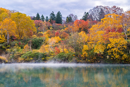客家掩面摄影照片_秋天的温泉青森湖日本