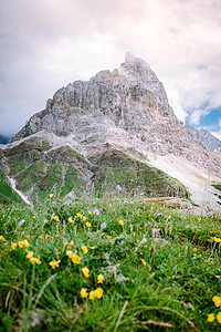 来自 Baita Segantini - Passo Rolle 意大利的 Pale di San Martino，意大利北部白云岩 Pale di San Martino 群最著名的山峰 Cimon della Pala 的景色