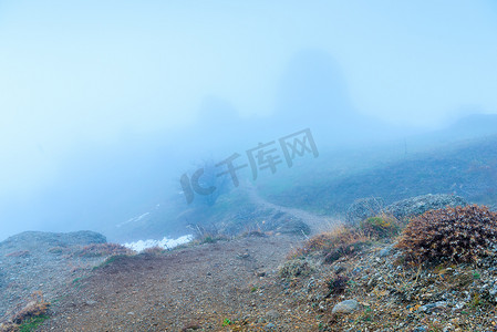阴沉的秋天风景在山的一个有雾的天