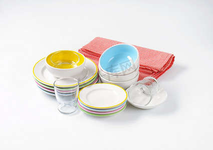 镶边盘子、碗和玻璃杯套装