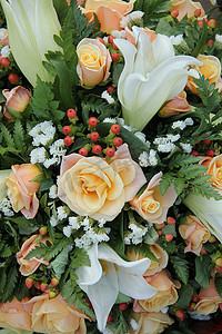 新娘布置中的玫瑰和百合花