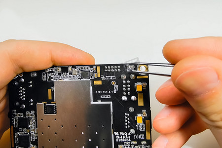 修理电子产品，镊子作为从微支付中取出小零件的工具。