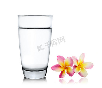 保温水杯水摄影照片_杯水和孤立的白色背景上的西瓜