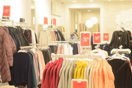 在商店或购物中心以 30% 的折扣销售衣服。