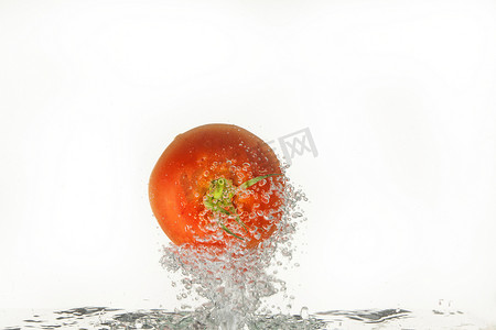 蔬菜落摄影照片_西红柿在水中