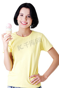 吃冰淇淋的妇女