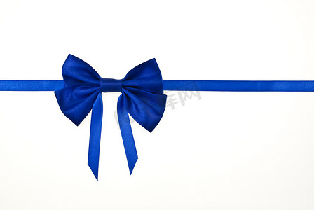 带蓝丝带和蝴蝶结的礼品包装，与白色隔离