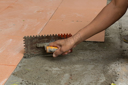 泥水摄影照片_安装瓷砖前的泥水工清洁