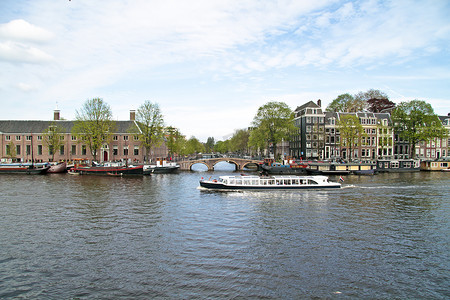 在荷兰阿姆斯特丹的阿姆斯特尔河上巡游