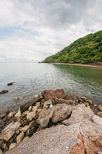 海滩和海与山的风景