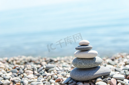 海滩上的一堆禅石