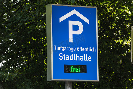 停车场指示牌摄影照片_交通标志，信息标志与题字路