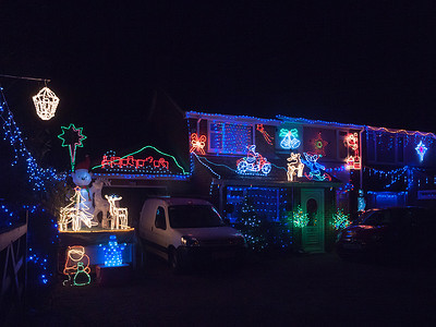 房子在晚上覆盖在圣诞灯饰装饰电器