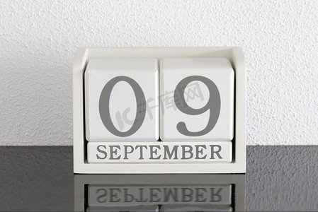 白色块日历当前日期为 9 月和 9 月