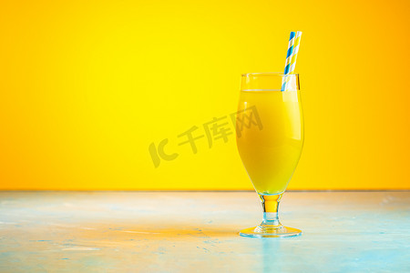 一杯菠萝热带新鲜果汁