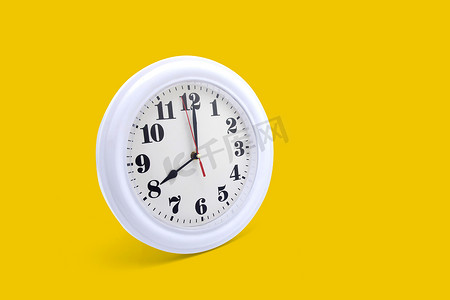 现代挂钟白色隔离在黄色背景、时间和时期、办公室钟表和模型与小时和分钟、时针、对象经典。