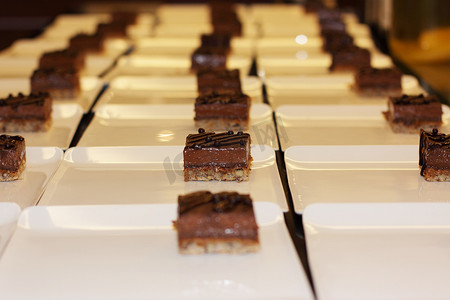 巧克力路摄影照片_为路易十五巧克力蛋糕准备甜点盘