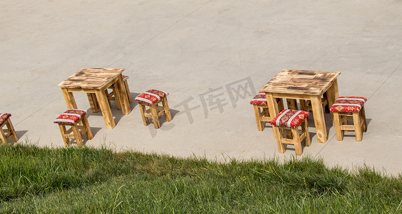 桌椅小摄影照片_装饰凳作为家具项目