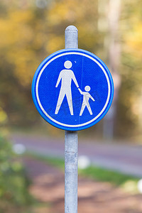 安全驾驶图标摄影照片_路标上有孩子的行人